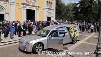 Addio a Martolini, il dirigente della Viris Vigevano travolto dai ciclisti in volata - Video