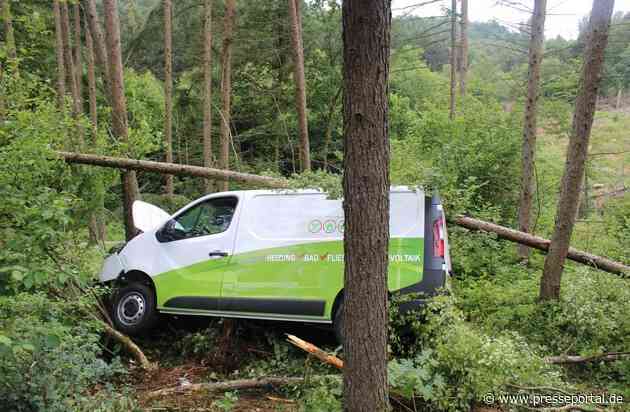 POL-SI: Kleintransporter landet im Wald - Fahrer schwer verletzt #polsiwi