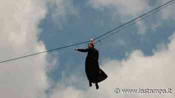 Don Marco da Alagna, il “parroco volante” che cura le anime nell'ufficio tra le vette - La Stampa