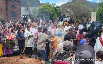 Entre llantos y campanadas, sepultan a sacerdotes jesuitas asesinados en Cerocahui - El Sol de Parral