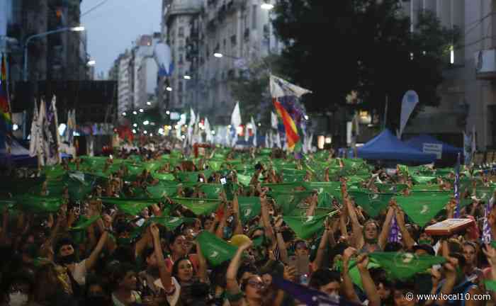 ‘Pañuelazo’ verde en Buenos Aires contra fallo corte EEUU - WPLG Local 10