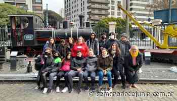 Alumnos de Agustina y Tiburcio viajaron en tren y visitaron Buenos Aires - semanariodejunin.com.ar