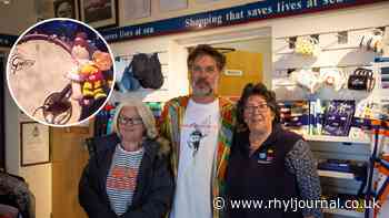 Rufus Wainwright visits Rhyl RNLI shop and performs at Pavilion with gifts on stage - Rhyl Journal