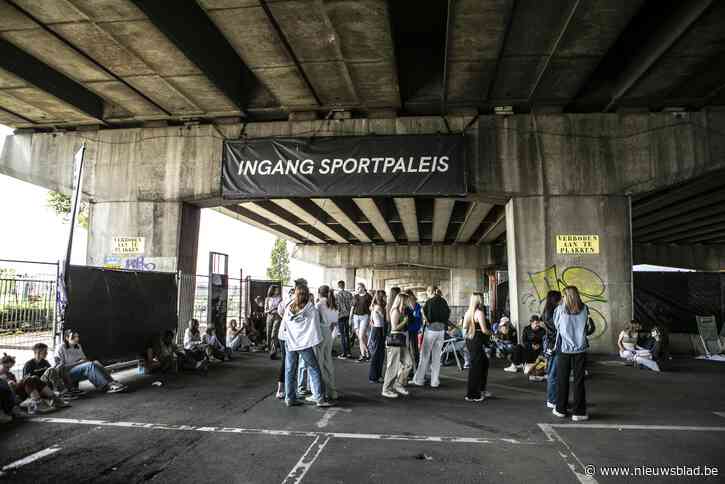 Jong en oud wacht urenlang  op Billie Eilish: “Zelfs een keelontsteking houdt me niet thuis, hier wacht ik al jaren op”