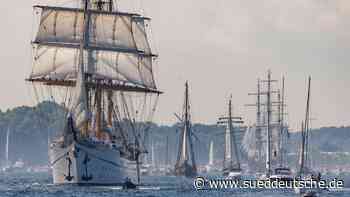 Kieler Woche: "Gorch Fock" an Spitze der Windjammerparade - Süddeutsche Zeitung - SZ.de