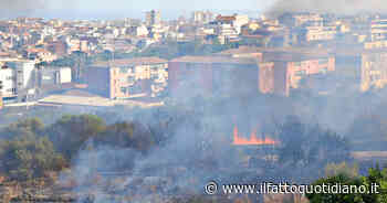 Catania, scoppia incendio vicino alle abitazioni: residenti in strada – Video