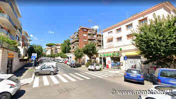 Il marmittaro che ruba un catalizzatore da un'auto in sosta