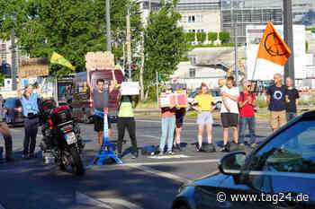 Klima-Protest in Dresden: 14 Aktivisten blockieren erneut St. Petersburger Straße - TAG24