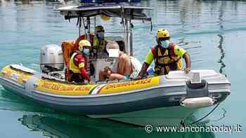 Paura a San Michele, turista cade dal sup e non riesce a tornare a riva: scattano i soccorsi - AnconaToday