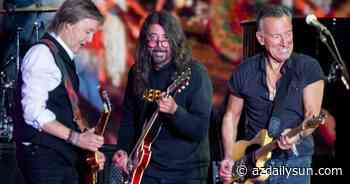 Paul McCartney surprises Glastonbury crowd with Dave Grohl and Bruce Springsteen duets - Arizona Daily Sun