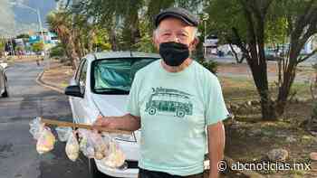 Señor de la tercera edad vende postres en calles de Monterrey - ABC Noticias MX