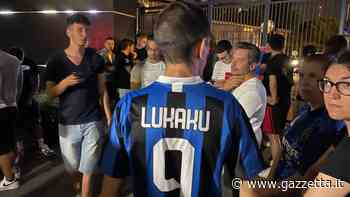 Inter Lukaku, folla di tifosi a Linate ad aspettarlo