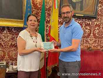 Monreale, l'artista Maria Grazia Bonsignore dona al sindaco la formella del premio Donnattiva 2022 - Monreale News