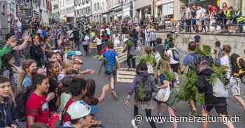 Nicht nur Burgdorf feiert – Weisse Kleider, Blumen – und Grünzeug am Rücken - Berner Zeitung