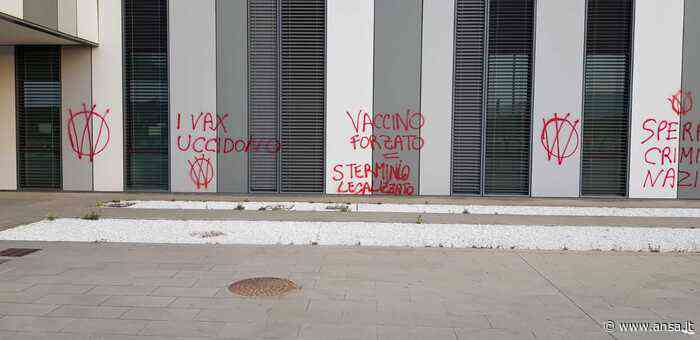 Ospedale Prato imbrattato con scritte no vax - Agenzia ANSA