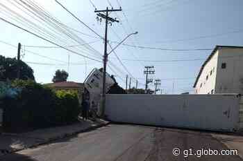 Trânsito na região central de Ibitinga é prejudicado por tombamento de carreta - Globo