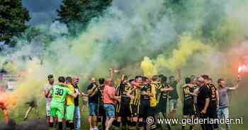 Geel-zwarte rook vult lucht in Opheusden: WNC verslaat in finale DUNO en promoveert naar vierde divisie - De Gelderlander