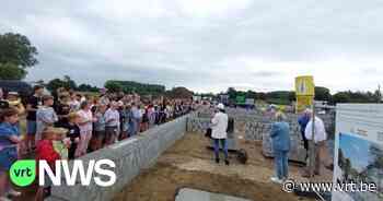 Leerlingen uit Westerlo leggen symbolische eerste steen van hun nieuwe school - VRT NWS