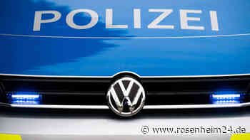 Polizisten tragen hilflosen Rollstuhlfahrer zum richtigen Zug