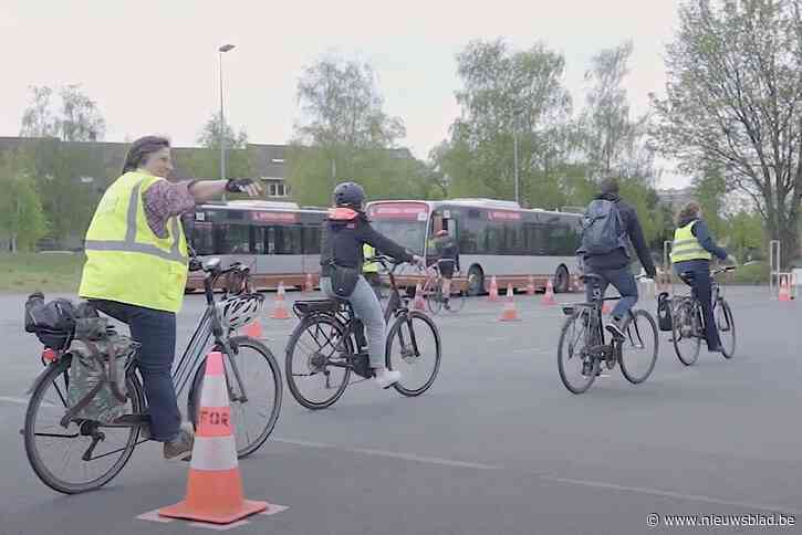 Fietsers en buschauffeurs wisselen dagje van rol
