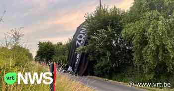 Landing luchtballon loopt niet zoals gepland in Izegem: ballon komt vast te zitten rond verlichtingspaal - VRT NWS