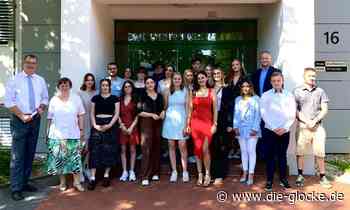 Zeugnisse am Hubertus-Schwartz-Berufskolleg Soest - Die Glocke