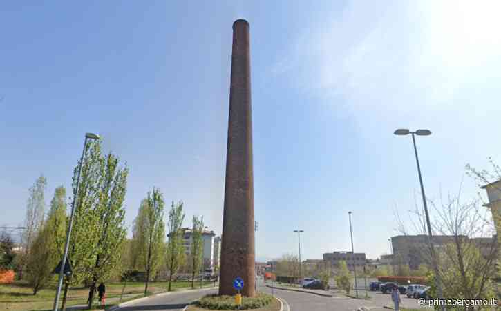 Seriate, un fulmine ha colpito la ciminiera Felli e ha fatto cadere dei mattoni: strada chiusa - Prima Bergamo