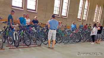 Versteigerung fand in der Exerzierhalle Wittenberg statt - Mitteldeutsche Zeitung