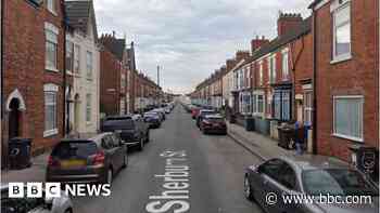 Murder arrests after man found injured in Hull street - BBC