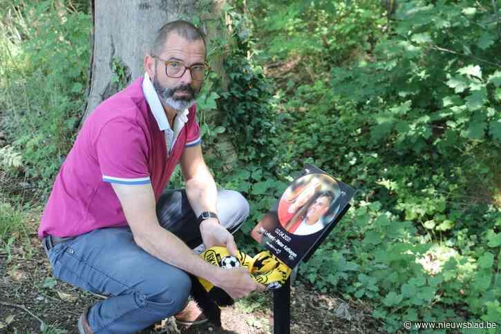 Nieuw gedenkteken in Elen voor verongelukt koppel Neri en Pieter: “Hopelijk wordt het ditmaal niet gestolen”