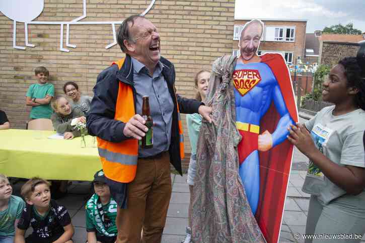 Basisschool neemt afscheid van directeur Dries met uniek biertje én ludiek ‘standbeeld’
