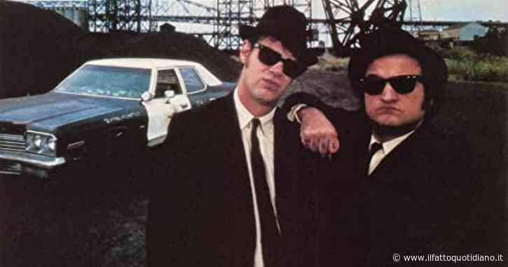 The Blues Brothers, 42 anni dopo. Il regista John Landis: “Sul set avevamo soltanto venti paia di Rayban Wayfarer. Belushi li perdeva ovunque quando abbordava le ragazze”
