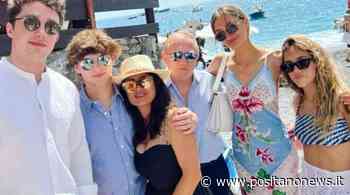 Positano: Salma Hayek da Adolfo a Laurito per la festa del papà - Positanonews - Positanonews