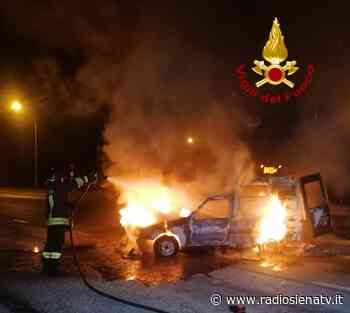 Chiusi: due auto in fiamme nella notte, intervento dei vigili del fuoco - RadioSienaTv