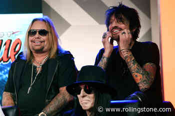 Tommy Lee Performs First Full Mötley Crüe Show Since Breaking Four Ribs