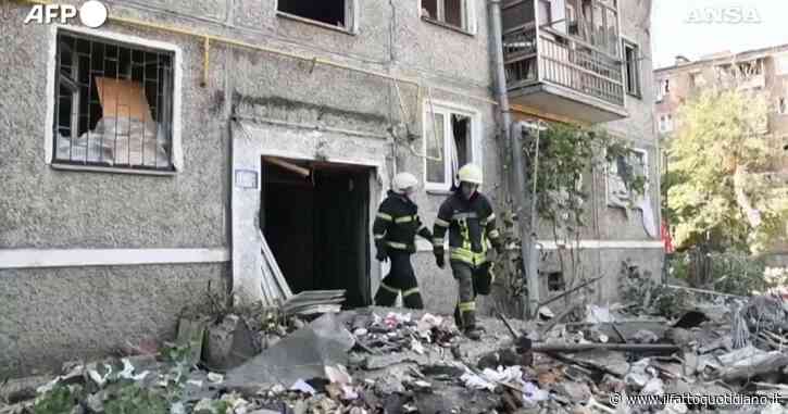 Ucraina, missile russo colpisce un edificio a Mykolaiv: almeno cinque morti. I vigili del fuoco a lavoro tra le macerie: video