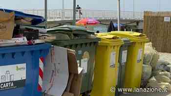 "L'immondizia regna lungo il litorale di Marina di Massa" - LA NAZIONE