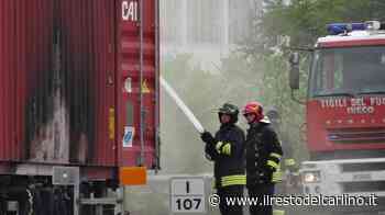 Incendio in superstrada a Fano, camion d'acqua a fuoco - il Resto del Carlino