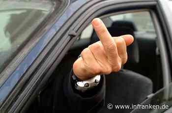 Dreiste Beleidigung auf der B22: Berufskraftfahrer zeigt Polizisten den ausgestreckten Mittelfinger - inFranken.de