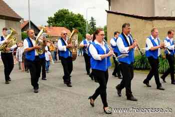 Fahnenband thematisiert Verbindendes mit Rocov - freiepresse.de