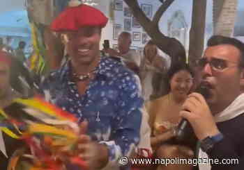 VIDEO SHOW - Andrea Petagna festeggia il 27° compleanno "Da Paolino" a Capri sulle note di "Tu vuò fa l'americano", tavolata con gli amici - Napoli Magazine