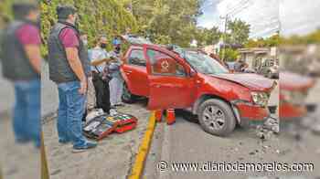 Intenta rebasar ruta e impacta camioneta en avenida Palmira, de Cuernavaca - Diario de Morelos