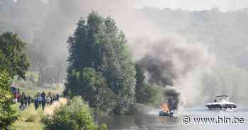 Motorboot brandt als een toorts, bestuurder springt in het water - Het Laatste Nieuws