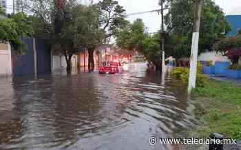 Habitantes de Zapopan no pueden cruzar vialidad por inundación en la colonia Loma Bonita - Telediario CDMX
