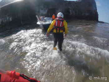 Whitby RNLI rescue passengers from boat stranded on rocks at Sandsend. - rnli.org
