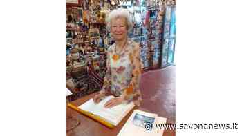 Albenga, Binny Dobelli dona una mattonella “poetica” per il muretto “E ghe mettu a firma” dei Fieui di caruggi - SavonaNews.it