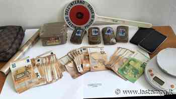 Albenga: la polizia arresta cinquantaduenne e gli sequestra quasi un chilo di hashish - La Stampa