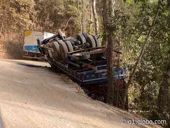 Caminhão carregado com bananas tomba na BR-474 em Caratinga - g1.globo.com