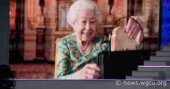 Paddington Bear joins Queen Elizabeth II for tea at Buckingham Palace - WGCU