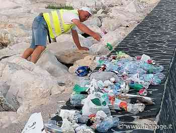 Sulla scogliera di Bacoli c'è la risposta a chi è contro il reddito di cittadinanza - Fanpage.it